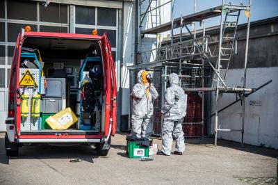 Asperg: Gefahrgutgrossuebung in Chemiebetrieb - 83 Einsatzkraefte proben den Ernstfall
